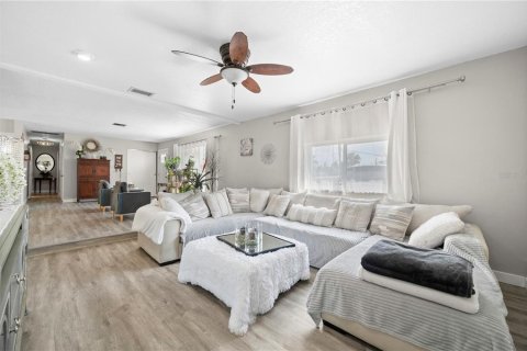 Casa en venta en Port Charlotte, Florida, 3 dormitorios, 144.18 m2 № 1679634 - foto 2