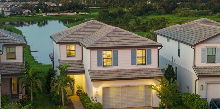 House in Bradenton, Florida 5 bedrooms, 245.08 sq.m. № 1826588