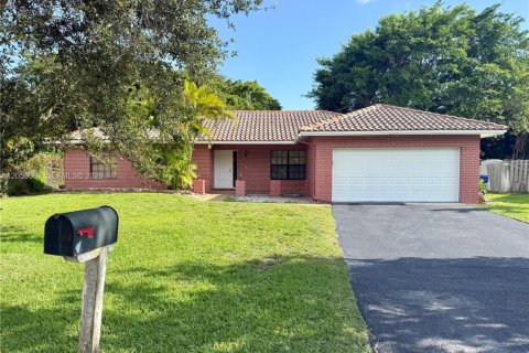 Villa ou maison à louer à Coral Springs, Floride: 4 chambres, 180.32 m2 № 2169118 - photo 2