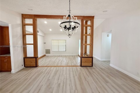 Villa ou maison à louer à Coral Springs, Floride: 4 chambres, 180.32 m2 № 2169118 - photo 4