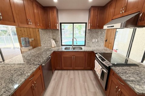 Villa ou maison à louer à Coral Springs, Floride: 4 chambres, 180.32 m2 № 2169118 - photo 5