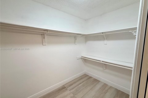 Villa ou maison à louer à Coral Springs, Floride: 4 chambres, 180.32 m2 № 2169118 - photo 16