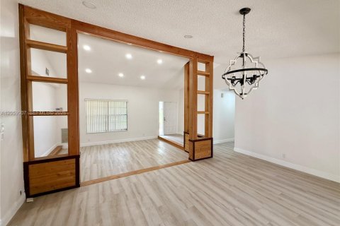 Villa ou maison à louer à Coral Springs, Floride: 4 chambres, 180.32 m2 № 2169118 - photo 3