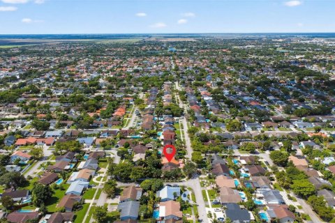 House in Miami, Florida 4 bedrooms, 177.72 sq.m. № 1947147 - photo 6