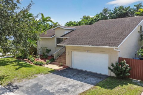 House in Miami, Florida 4 bedrooms, 177.72 sq.m. № 1947147 - photo 2