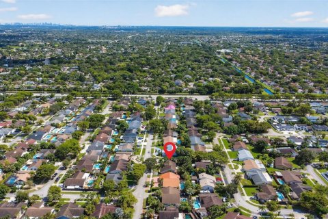 House in Miami, Florida 4 bedrooms, 177.72 sq.m. № 1947147 - photo 7