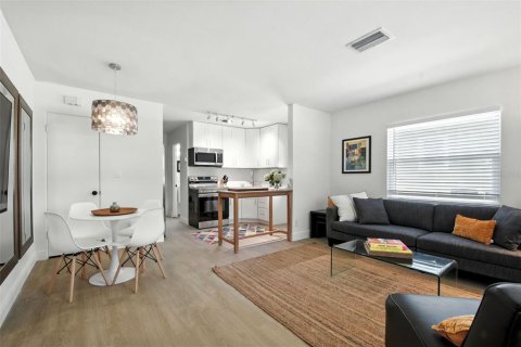 Apartment in Winter Park, Florida 2 bedrooms, 83.61 sq.m. № 1916858 - photo 4