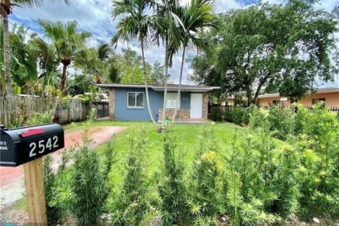 Commercial property in North Miami Beach, Florida 177.54 sq.m. № 2015677