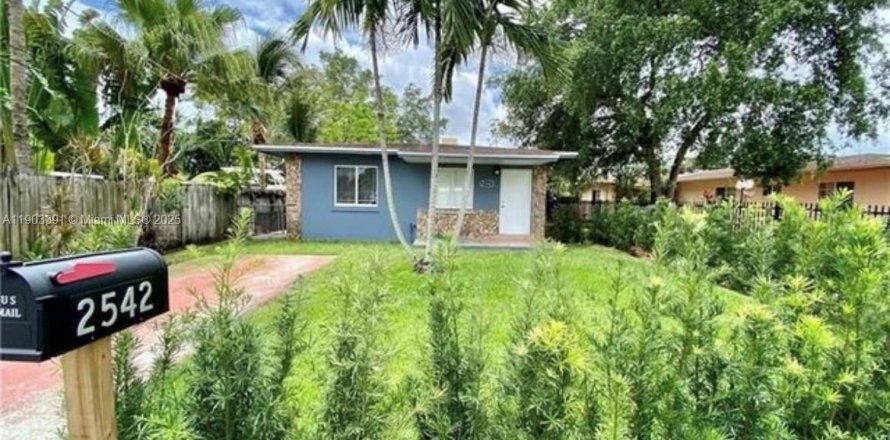 Commercial property in North Miami Beach, Florida 177.54 sq.m. № 2015677