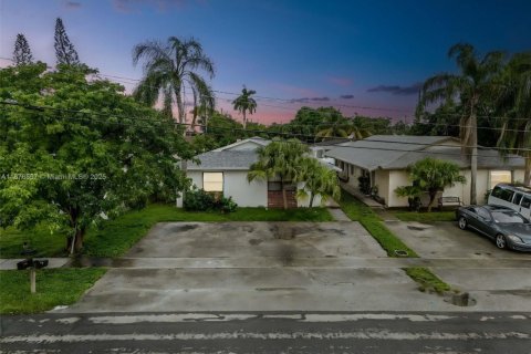 Casa en alquiler en Dania Beach, Florida, 2 dormitorios, 189.15 m2 № 1923833 - foto 1