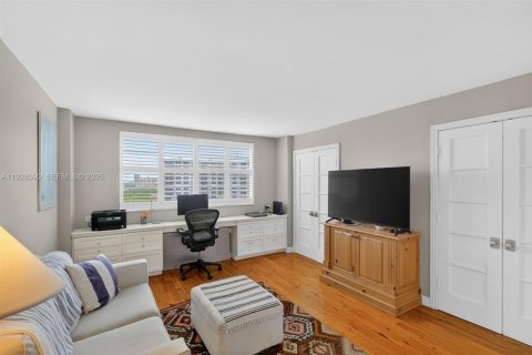 Condo in Key Biscayne, Florida, 3 bedrooms № 1988975 - photo 25