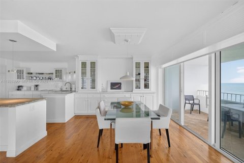 Condo in Key Biscayne, Florida, 3 bedrooms № 1988975 - photo 10