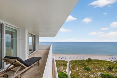 Condo in Key Biscayne, Florida, 3 bedrooms № 1988975 - photo 1