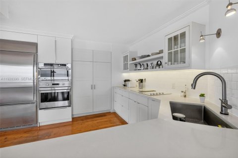 Condo in Key Biscayne, Florida, 3 bedrooms № 1988975 - photo 8