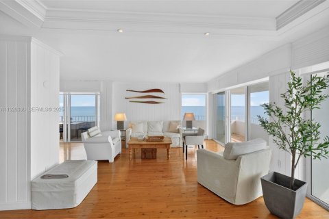 Condo in Key Biscayne, Florida, 3 bedrooms № 1988975 - photo 12