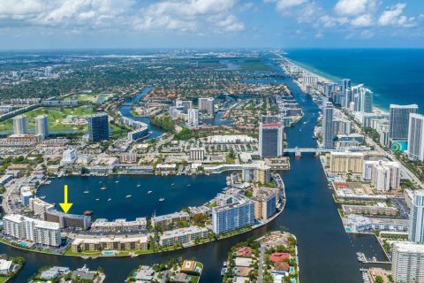 Copropriété à vendre à Hallandale Beach, Floride: 2 chambres, 95.69 m2 № 1759221 - photo 1
