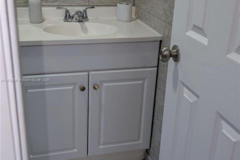 Copropriété à vendre à Hallandale Beach, Floride: 2 chambres, 95.69 m2 № 1759221 - photo 15