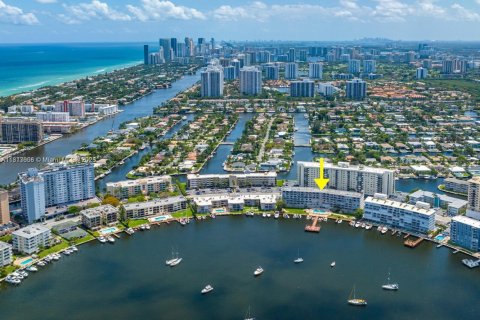 Copropriété à vendre à Hallandale Beach, Floride: 2 chambres, 95.69 m2 № 1759221 - photo 2