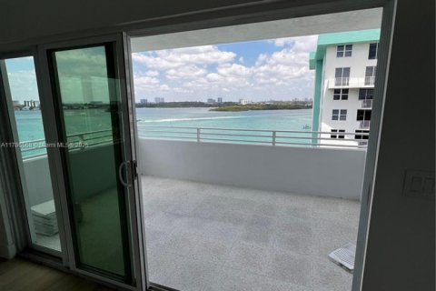 Condo in Bay Harbor Islands, Florida, 2 bedrooms  № 1934860 - photo 15