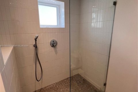 Condo in Bay Harbor Islands, Florida, 2 bedrooms  № 1934860 - photo 10