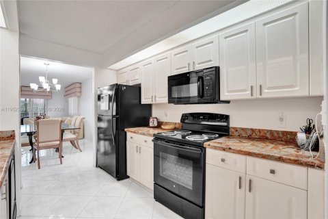 Copropriété à vendre à Pembroke Pines, Floride: 2 chambres, 142.42 m2 № 2010991 - photo 2