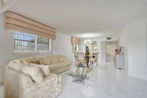 Copropriété à vendre à Pembroke Pines, Floride: 2 chambres, 142.42 m2 № 2010991 - photo 13