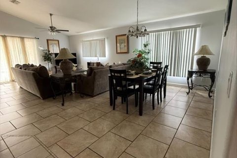 House in Davenport, Florida 3 bedrooms, 161.19 sq.m. № 2195304 - photo 4