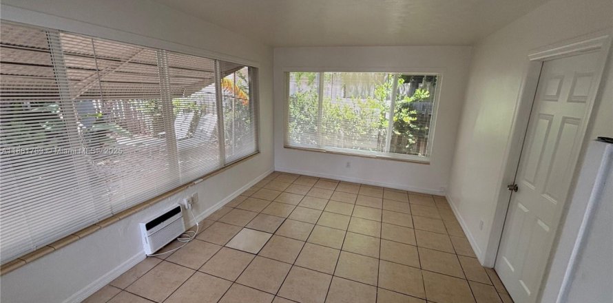 House in Fort Lauderdale, Florida 2 bedrooms, 180.97 sq.m. № 1924719