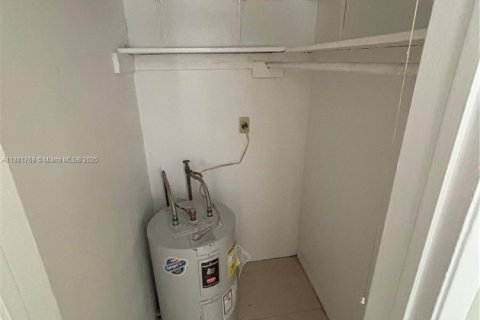 House in Fort Lauderdale, Florida 2 bedrooms, 180.97 sq.m. № 1924719 - photo 8