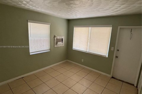 House in Fort Lauderdale, Florida 2 bedrooms, 180.97 sq.m. № 1924719 - photo 7