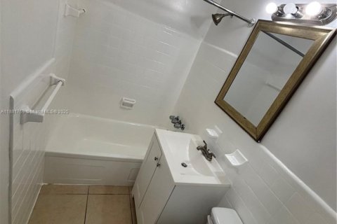 House in Fort Lauderdale, Florida 2 bedrooms, 180.97 sq.m. № 1924719 - photo 6