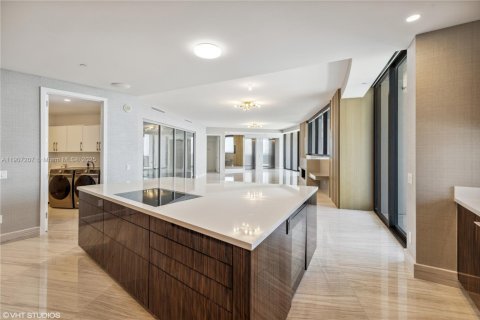 Condominio en venta en Sunny Isles Beach, Florida, 3 dormitorios, 292.64 m2 № 1963437 - foto 19