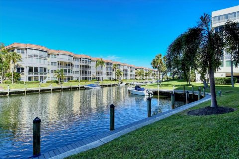 Condo in Sarasota, Florida, 2 bedrooms  № 291170 - photo 17
