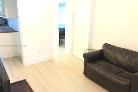 Снять в аренду кондоминиум в Майами-Бич, Флорида 2 спальни, 55м2, № 1984708 - фото 21