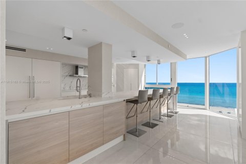 Condo in Miami Beach, Florida, 5 bedrooms  № 1973135 - photo 4