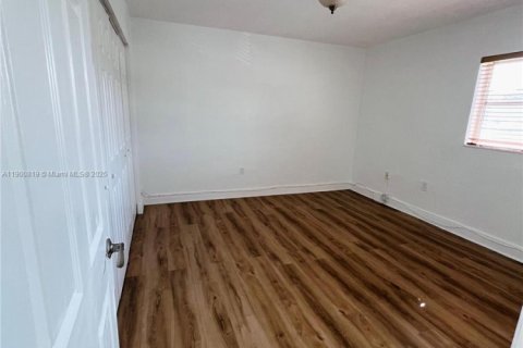 Condominio en alquiler en Miami, Florida, 2 dormitorios, 80.45 m2 № 1952093 - foto 13