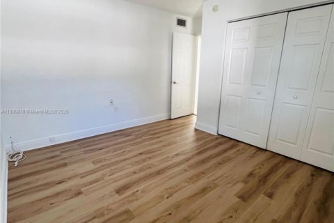 Condominio en alquiler en Miami, Florida, 2 dormitorios, 80.45 m2 № 1952093 - foto 19