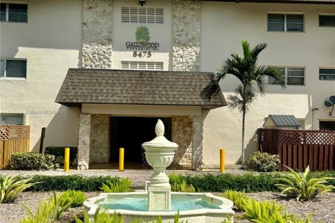 Condominio en alquiler en Miami, Florida, 2 dormitorios, 80.45 m2 № 1952093 - foto 1