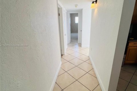 Condominio en alquiler en Miami, Florida, 2 dormitorios, 80.45 m2 № 1952093 - foto 11