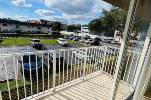 Condominio en alquiler en Miami, Florida, 2 dormitorios, 80.45 m2 № 1952093 - foto 8