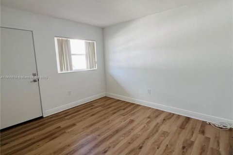 Condominio en alquiler en Miami, Florida, 2 dormitorios, 80.45 m2 № 1952093 - foto 21