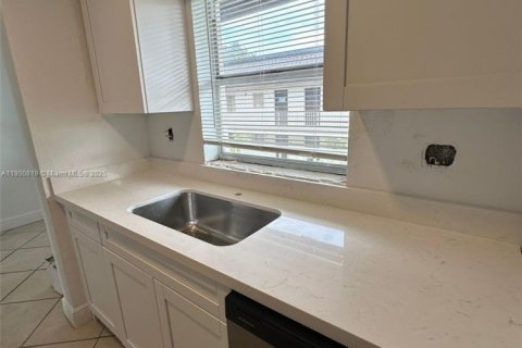 Condominio en alquiler en Miami, Florida, 2 dormitorios, 80.45 m2 № 1952093 - foto 26