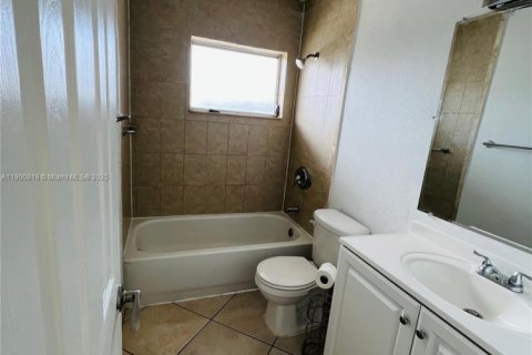 Condominio en alquiler en Miami, Florida, 2 dormitorios, 80.45 m2 № 1952093 - foto 16