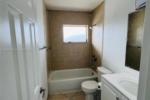 Condominio en alquiler en Miami, Florida, 2 dormitorios, 80.45 m2 № 1952093 - foto 18