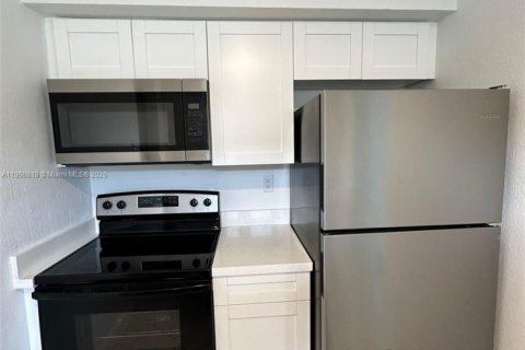 Condominio en alquiler en Miami, Florida, 2 dormitorios, 80.45 m2 № 1952093 - foto 24