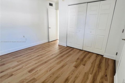 Condominio en alquiler en Miami, Florida, 2 dormitorios, 80.45 m2 № 1952093 - foto 17