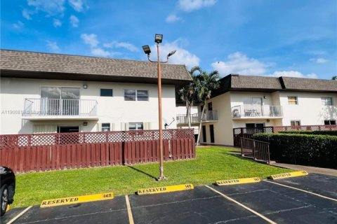 Condominio en alquiler en Miami, Florida, 2 dormitorios, 80.45 m2 № 1952093 - foto 3