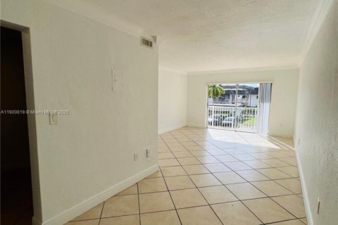 Condominio en alquiler en Miami, Florida, 2 dormitorios, 80.45 m2 № 1952093 - foto 10