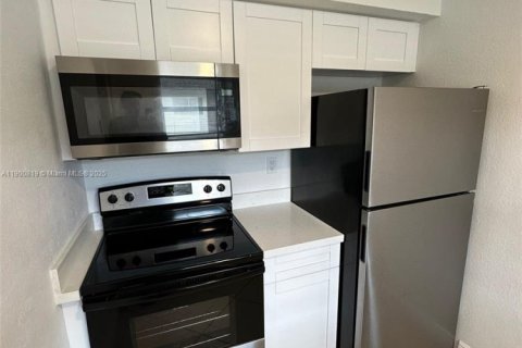 Condominio en alquiler en Miami, Florida, 2 dormitorios, 80.45 m2 № 1952093 - foto 25