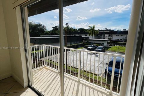 Condominio en alquiler en Miami, Florida, 2 dormitorios, 80.45 m2 № 1952093 - foto 9